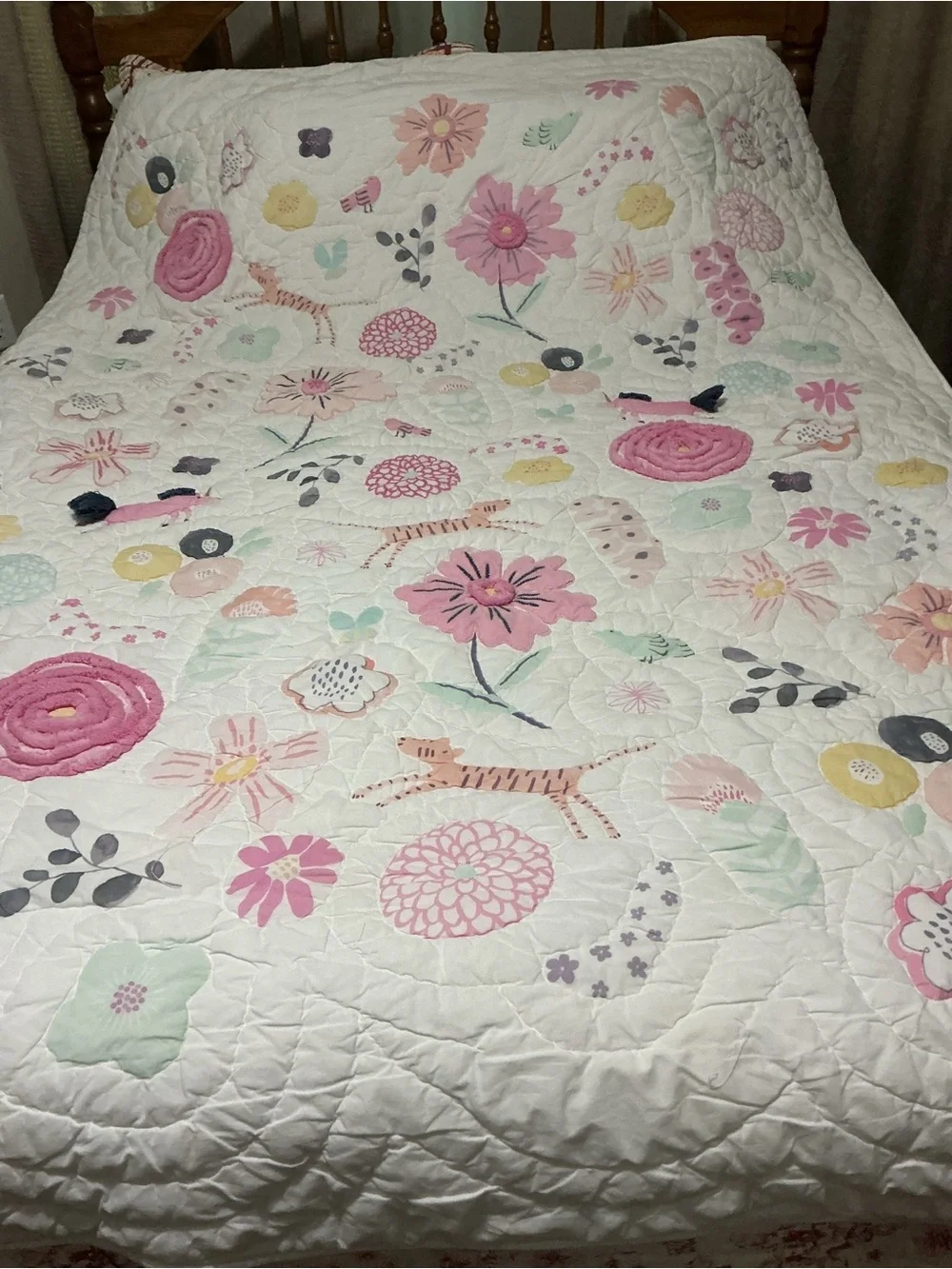 Beautiful POTTERY BARN KIDS Floral & Pastel Quilted Bedspread in Pink and Mint
